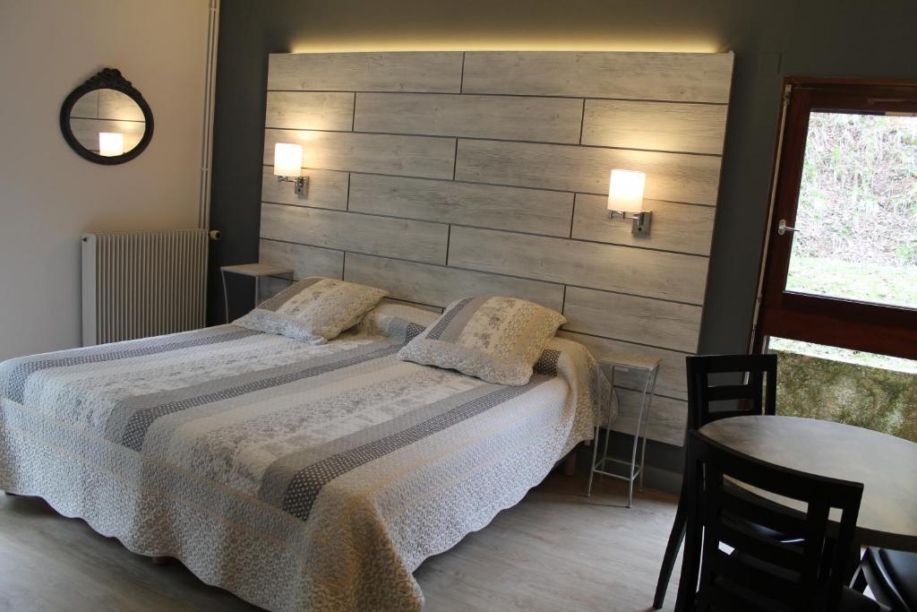 Hotel Restaurant Aux Genets D'Or Mandailles-Saint-Julien Room photo